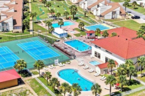 3 Bdrm Condo- 4 pools, hot tub & walk to Beach